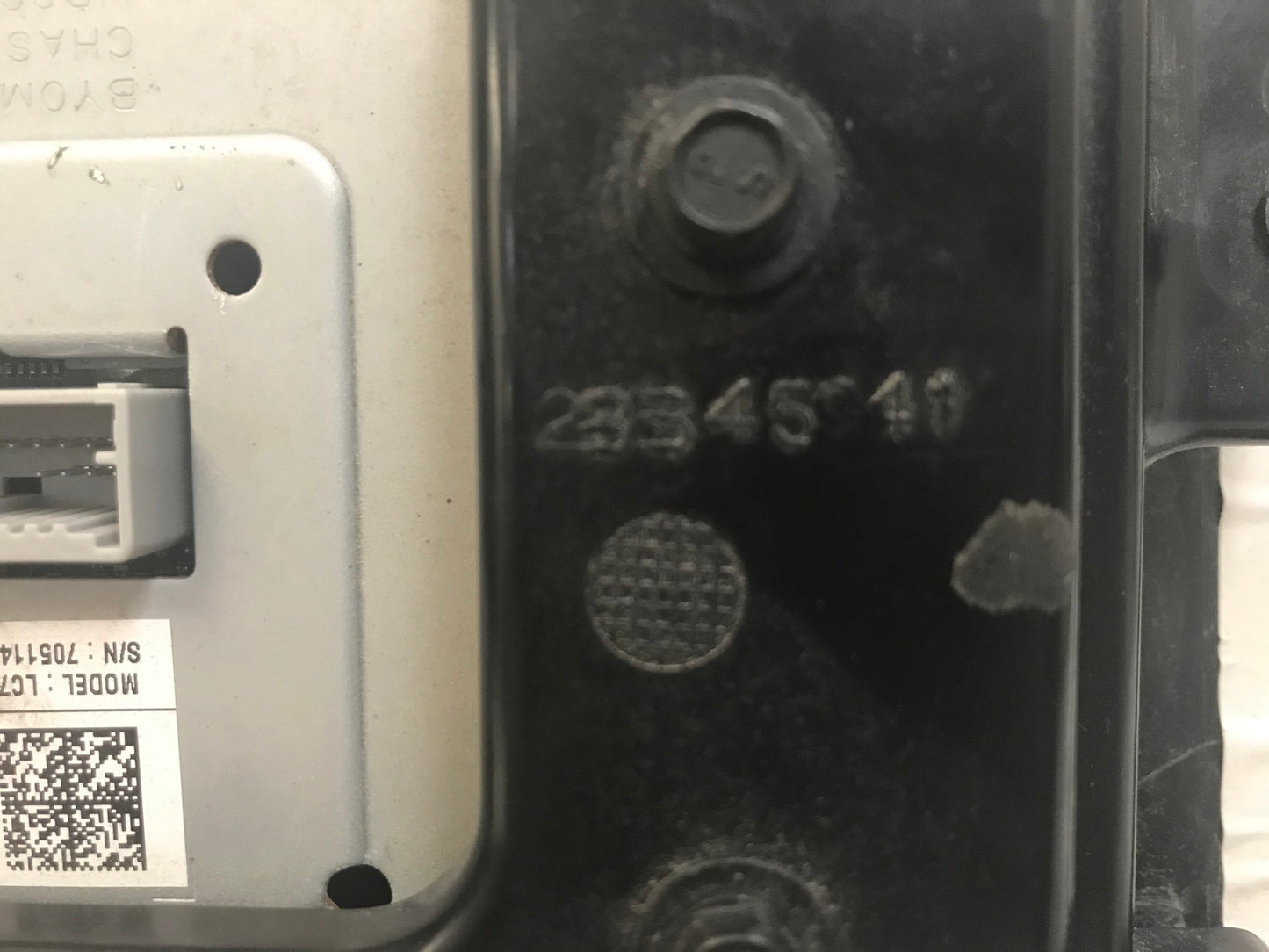 2016 - 2019 Chevrolet Silverado GMC Sierra OEM Display Screen and Bezel